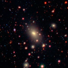Галаксијата NGC 6166 сликана со вселенскиот телескоп Спицер