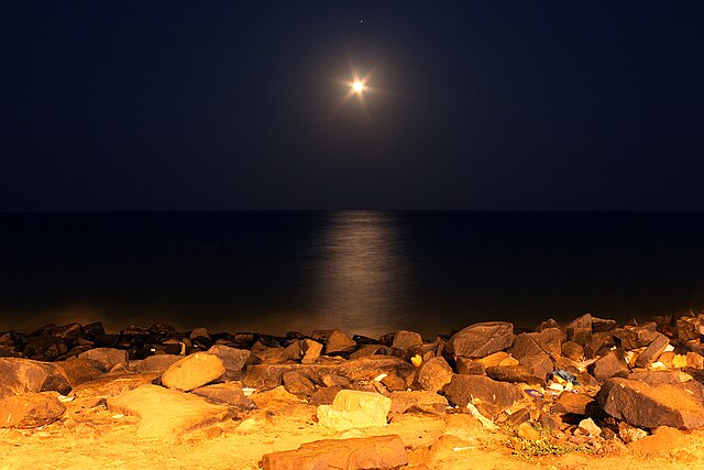 File:Moon_rise_beach.jpg