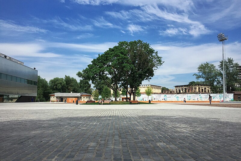 File:Moscow, Garage Museum building square in Gorky Park (31331519162).jpg