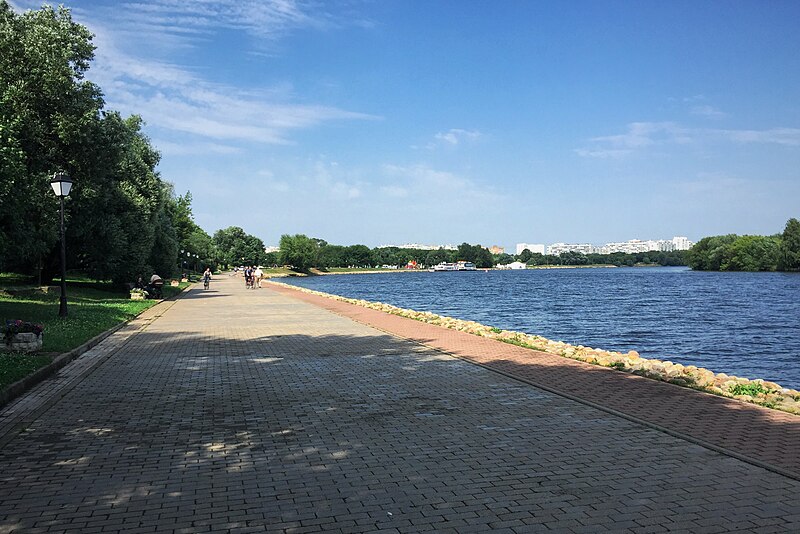 File:Moscow, embankment in Kolomenskoe park (30687523944).jpg