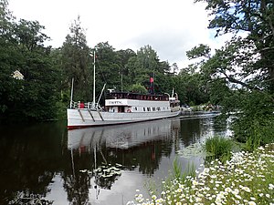 M/S Enköping på Fyrisån, på väg från Uppsala mot Flottsundsbron vid Kungshamn-Morgas naturreservat, för vidare färd mot Mälaren.