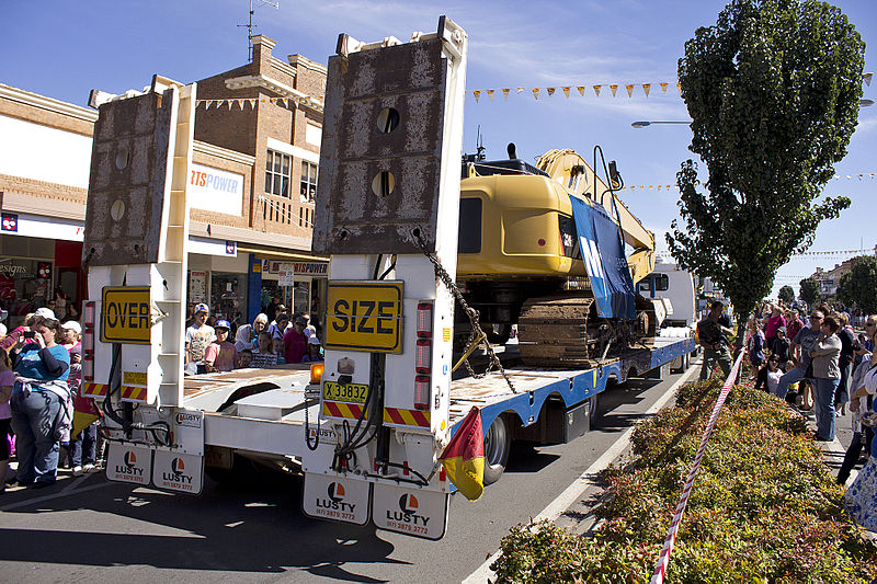 File:Murrumbidgee Irrigation float in the SunRice Festival parade in Pine Ave (1).jpg