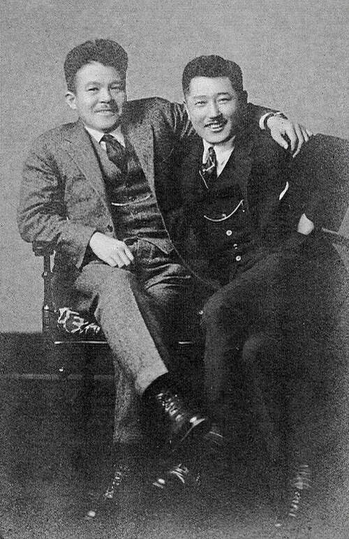 Nagumo (left) with his middle school friend Ichiro Saeki in Seattle, Washington in 1925