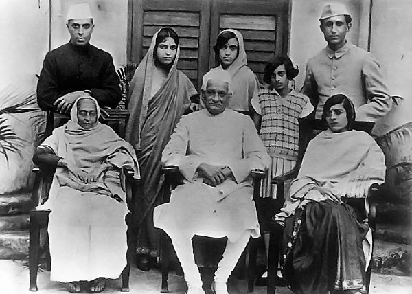 Family photo of 1927. Standing (l-r): Jawaharlal Nehru, Vijaya Lakshmi Pandit, Krishna Hutheesing, Indira Nehru (later Gandhi), Ranjit Sitaram Pandit.