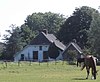 Nordengoed, boerderij van het hallehuistype gebouwd op een rechthoekige plattegrond onder een pannendak met wolfseinden