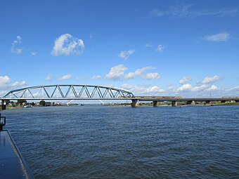 Zusätzliches Fachwerk an der Ostseite der Eisenbahnbrücke