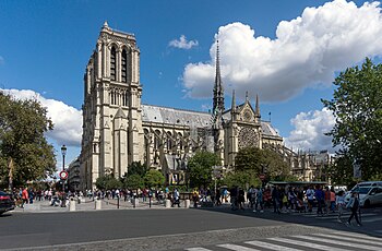 Pařížská katedrála Notre-Dame, jíž v dubnu 2019 zachvátil ničivý požár se zřícením sanktusové věže