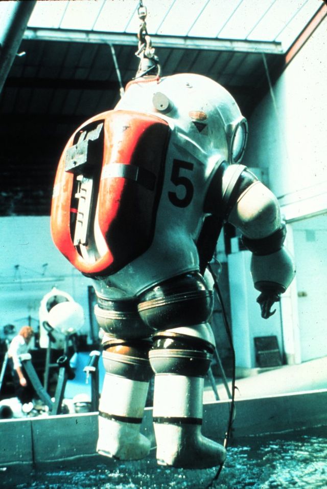 Atmospheric diving suit - Wikipedia