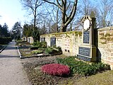 Friedhofskreuz und Grabmäler