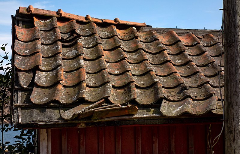 File:Old tiled roof in Lahälla.jpg