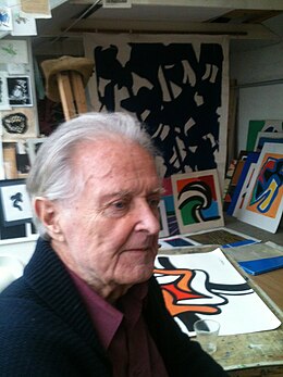 Olle Langert entre sus obras, en su estudio, en 2014