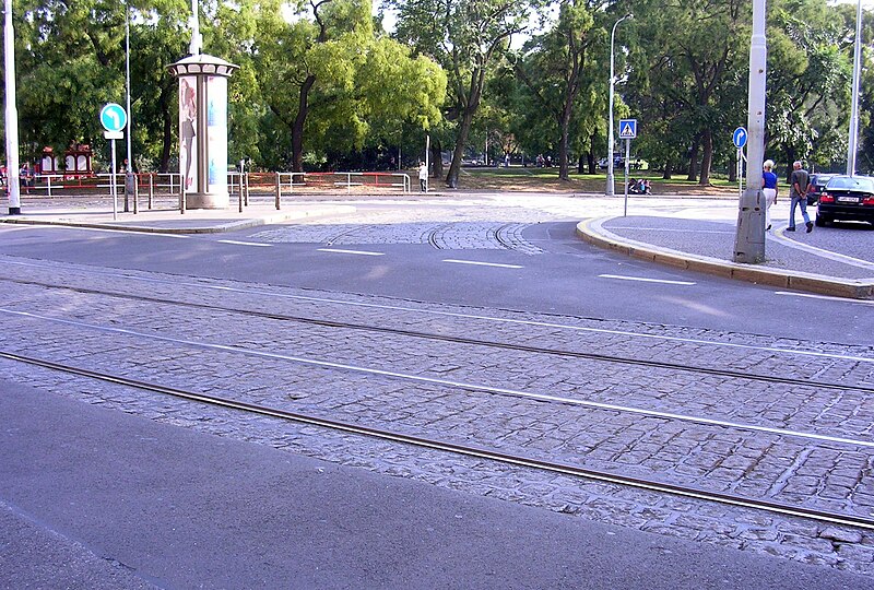 File:Opletalova, zbytek tramvajové trati u Senovážného náměstí, oblouky (01).jpg