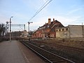 Polski: stacja kolejowa w Pasłęku, widok na peron i budynek dworcowy