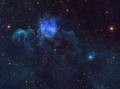 Die Aufnahme des Wide-Field Infrared Survey Explorers zeigt die Molekülwolke, deren ionisierter Teil als Emissionsnebel (blau, links oberhalb der Bildmitte) zu sehen ist.