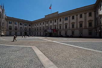 Palazzo reale piazza.jpg