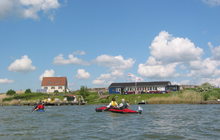 Canoës dans le port du fort Pampus.