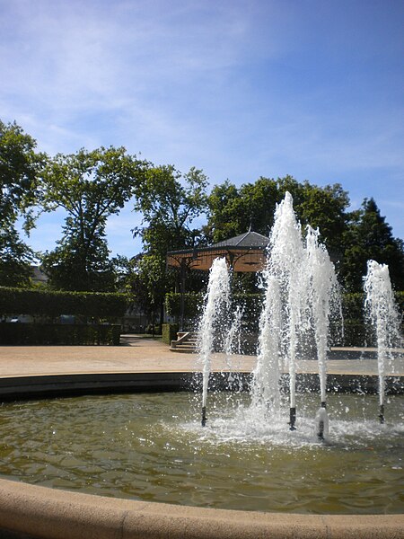 File:Parc des Promenades et Kiosque.jpg