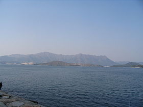 Vista do porto de Tolo com a montanha Pat Sin Leng ao fundo.  Yim Tin Tsai está no centro [1].