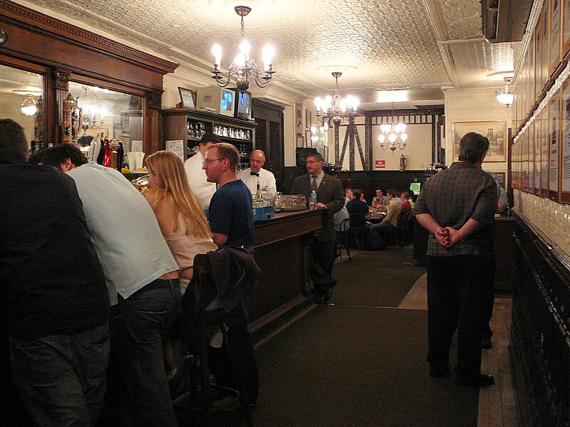 File:Peter Luger Interior.JPG