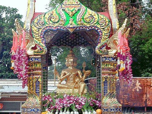 Patung Phra Phrom di Chuk Lam Sim Monastery, Fu Yung Shan, Tsuen Wan, Hong Kong