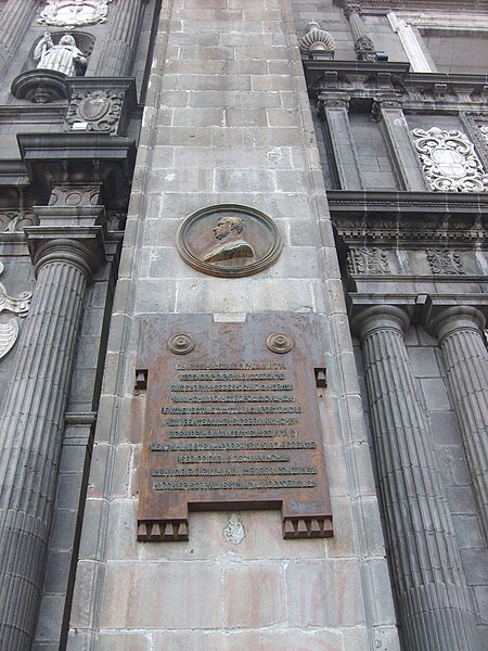 File:Placa conmemorativa Catedral de Puebla 2.JPG