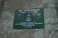 Memorial plaque to the Commando Logistic Regiment at Ajax Bay Placa conmemorativa al comando logistico britanico.jpg
