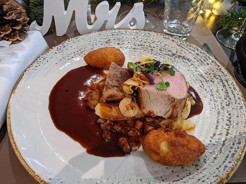 File:Plat (noix de quasi de veau au jus truffe, étuvée de panais, pomme dauphines et chips croustillantes) (Munster) (2).jpg