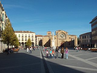 La Plaza Mayor de Ávila o El Grande, con la Iglesia de San Pedro al fondo
