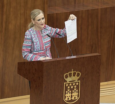 Cifuentes présentant le document d'inscription dans les études de master le 4 avril 2018 à l'Assemblée de Madrid.