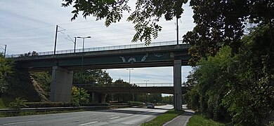 Au premier plan le pont avenue du Rouillat.