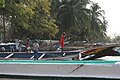 Enfants péchant sur une pirogue stationnée à Elinkine en Casamance