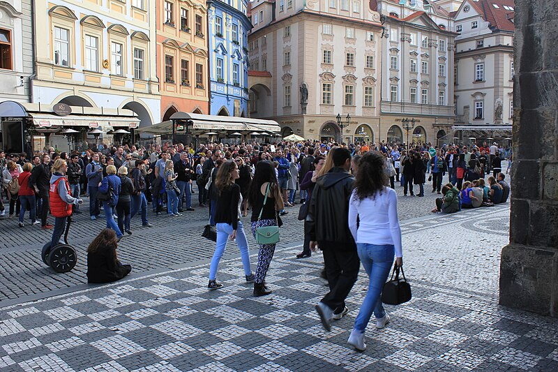 File:Prague Praha 2014 Holmstad folkemengde foran den astronomiske klokken astronomic clock bytorget.jpg