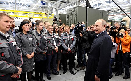 Tập_tin:Putin_Meeting_with_workers_of_the_Kalashnikov_Concern_-_September_2016.jpg