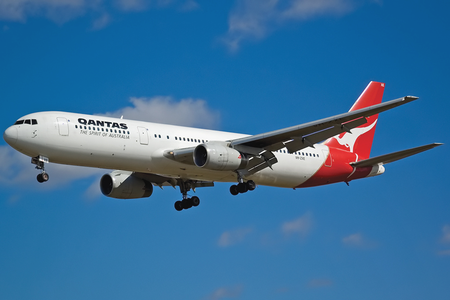 Fail:Qantas Boeing 767-300ER VH-ZXE SYD 2005-9-17.png