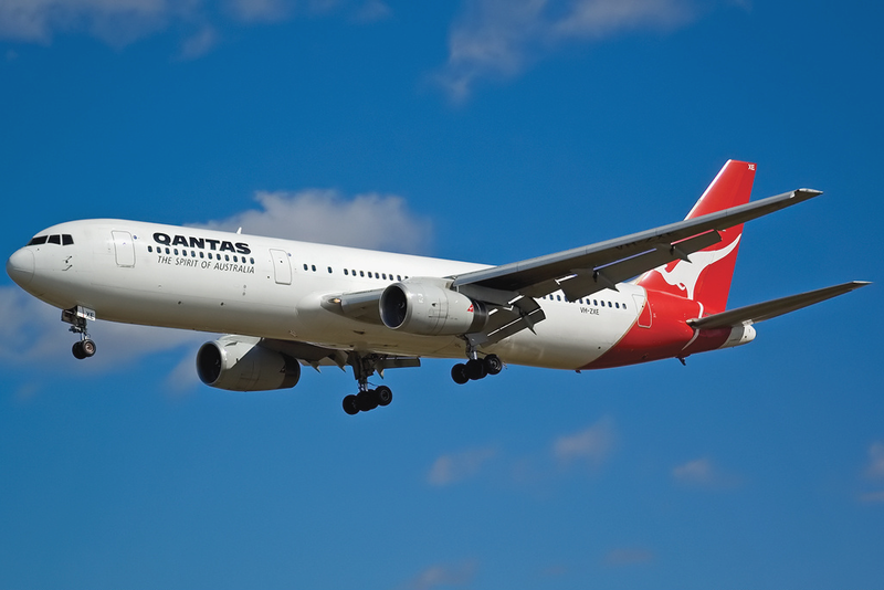 File:Qantas Boeing 767-300ER VH-ZXE SYD 2005-9-17.png