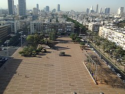מבט על כיכר רבין מכיוון גג עיריית תל אביב, אפריל 2014