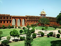 Rajasthan-Jaipur-Jaigarh-Fort-compound-Apr-2004-00.JPG