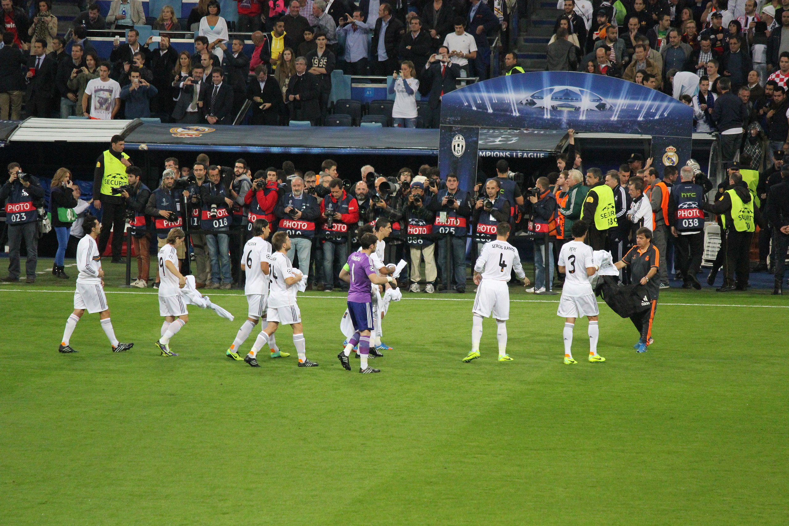 File:Real Madrid vs Juventus, 24 October 2013 Champions League 07.JPG - Wikimedia Commons