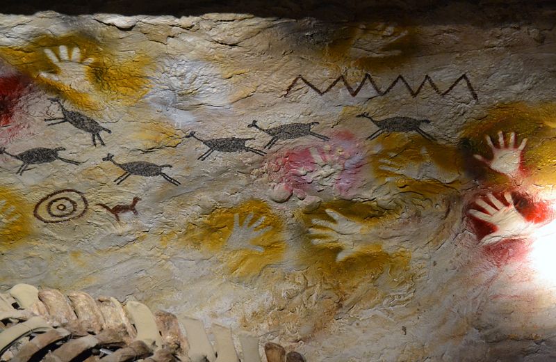 File:Recreació de la Cueva de las Manos (Argentina) al Museu de Ciències Naturals de València.JPG