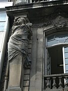 Cariatides de Léon Chavalliaud sur la façade.