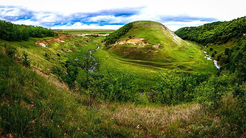File:Rezervația naturală ”La castel”, raionul Edineț, valea râului Racovăț. Panoramă.jpg