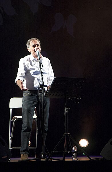 File:Roberto Vecchioni - Teatro Romano, Verona - 29 maggio 2011 (5782713528).jpg