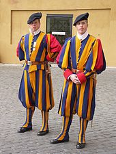 Due guardie svizzere in uniforme presso la Basilica di San Pietro in Vaticano.
