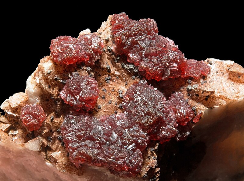 File:Roselite-ß, hématite, dolomite 7100.1089.jpg