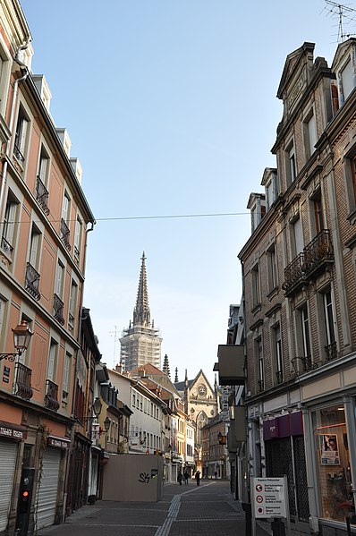 File:Rue Henriette; Temple Saint-Étienne de Mulhouse.jpg