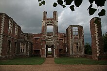 Main entrance Ruin of Houghton House.jpg