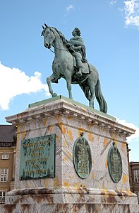 Surĉevala statuo de Frederiko la 5-a en Amalienborg, Kopenhago