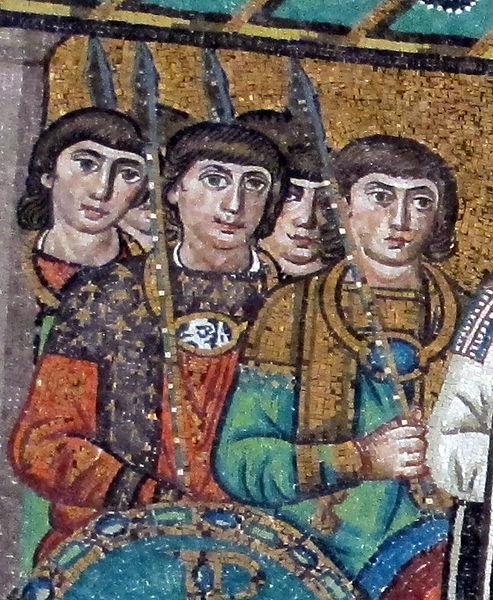 File:San vitale, ravenna, int., presbiterio, mosaici di giustiniano e la sua corte 08.jpg