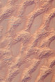 Il "mare di dune" del Murzuq Desert, Libia, fotografato dallo spazio. Si tratta di dune di forma complessa (stellate e longitudinali), tra le quali sono ben visibili le zone di deflazione.