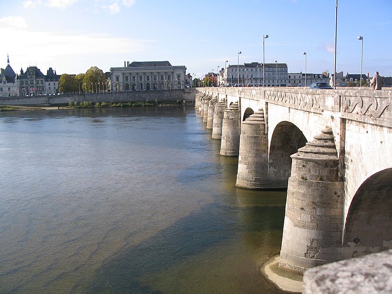 File:Saumur - Bords de Loire (Pont Cessart).jpg